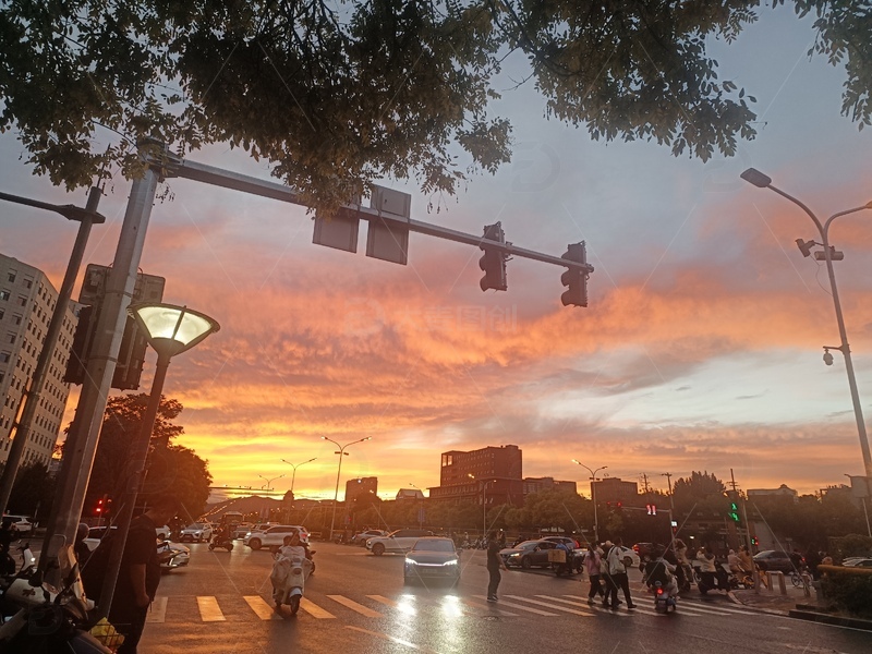 高清大图下载【趣麦麦图】城市，夕阳，雨后，下班，生活，火烧云