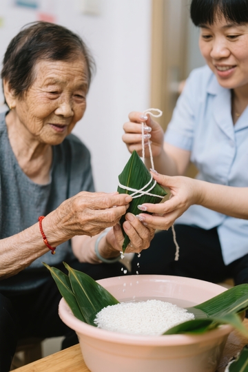 包粽子的祖孙情