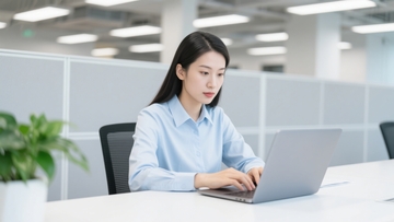 专注工作中的女性