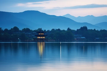 傍晚的湖泊远山美景