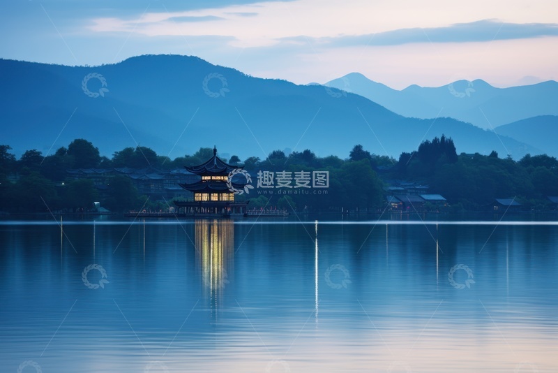 高清大图下载【趣麦麦图】傍晚的湖泊远山美景