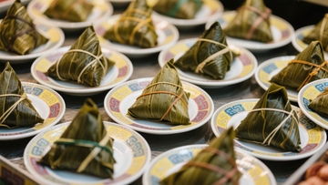 多瓷盘整齐排列摆放着小巧的粽子