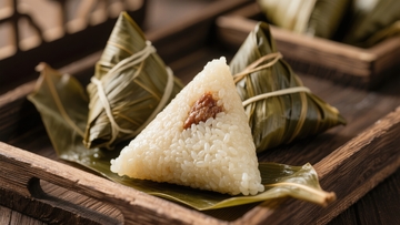 木盒内糯米粽子露出红枣馅料待尝