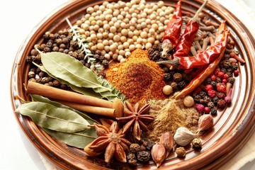 一盘八角香叶调料盘