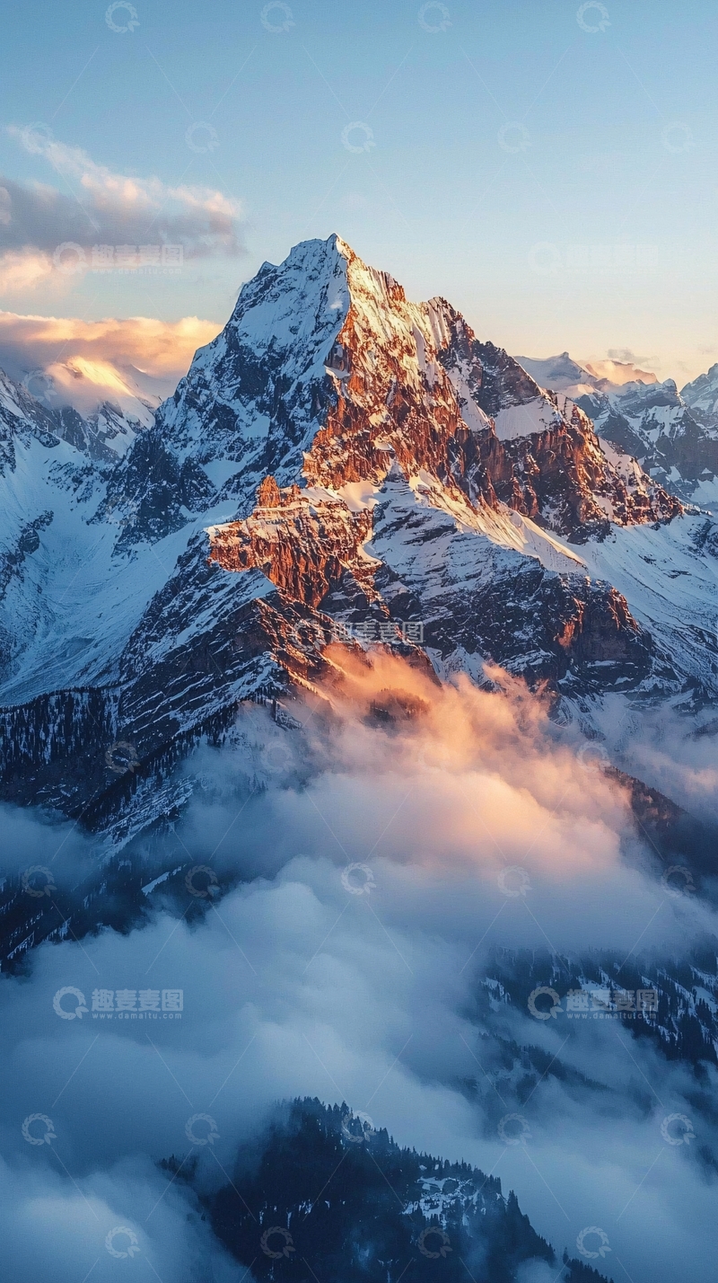 高清大图下载【趣麦麦图】雪山云雾缭绕