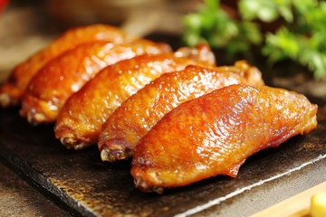 一盘炸鸡翅美食