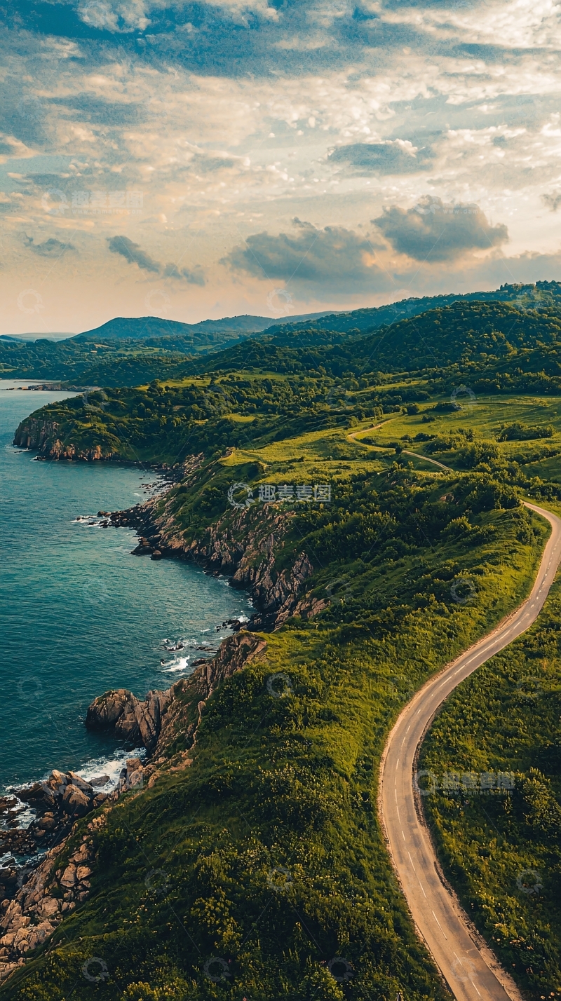 高清大图下载【趣麦麦图】海岸公路与绿色山丘的壮丽景色