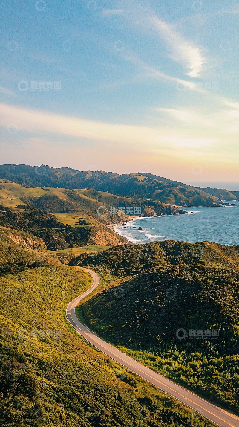 高清大图下载【趣麦麦图】蜿蜒公路的海岸线美景
