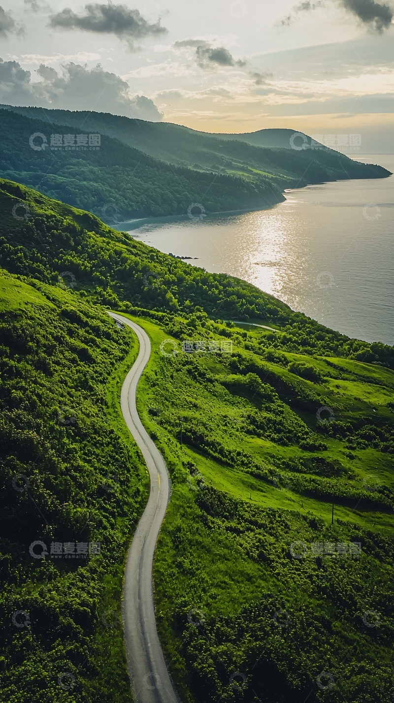 高清大图下载【趣麦麦图】绿色山丘蜿蜒道路通向海岸线