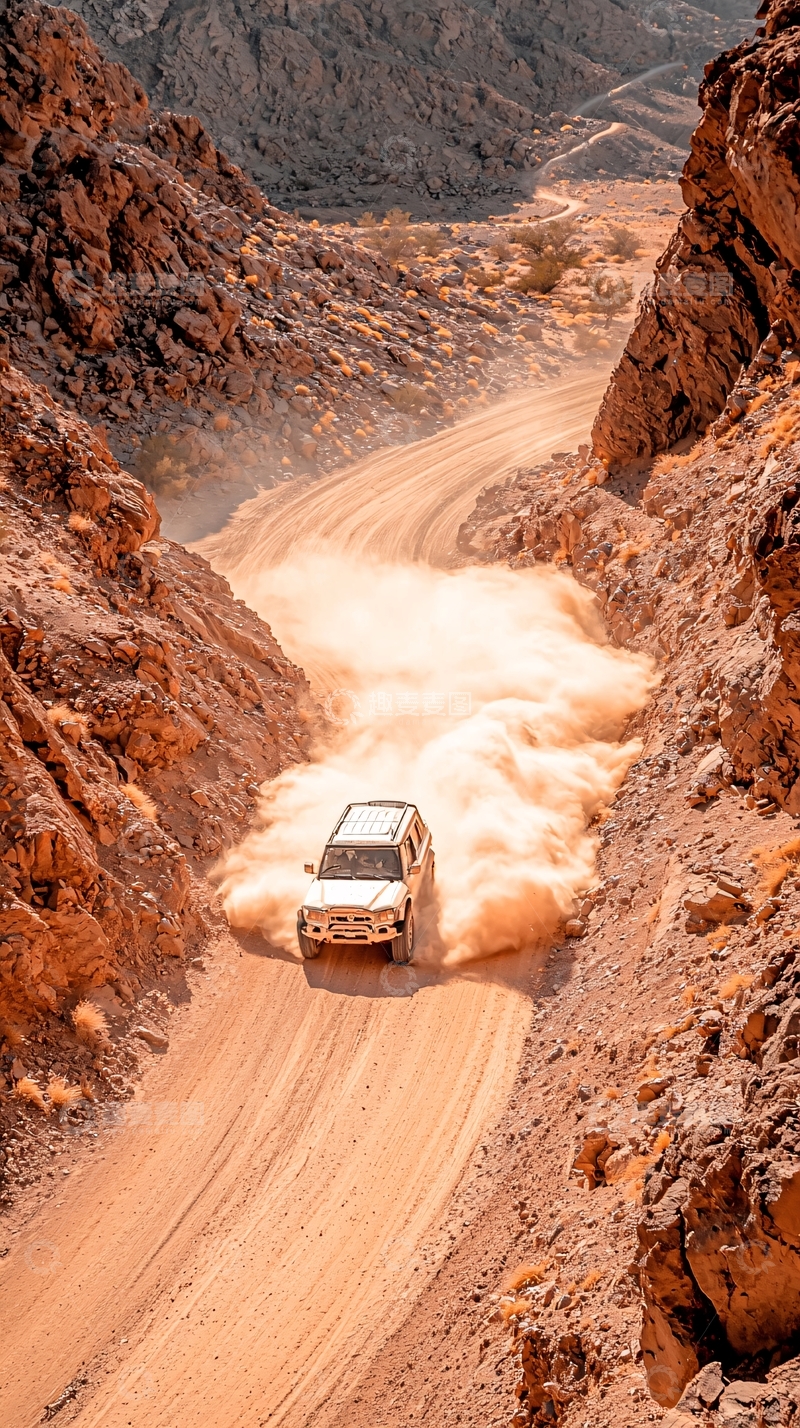 高清大图下载【趣麦麦图】越野车行驶在崎岖的山路上
