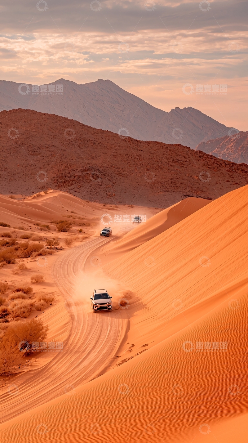 高清大图下载【趣麦麦图】沙漠中的越野车队