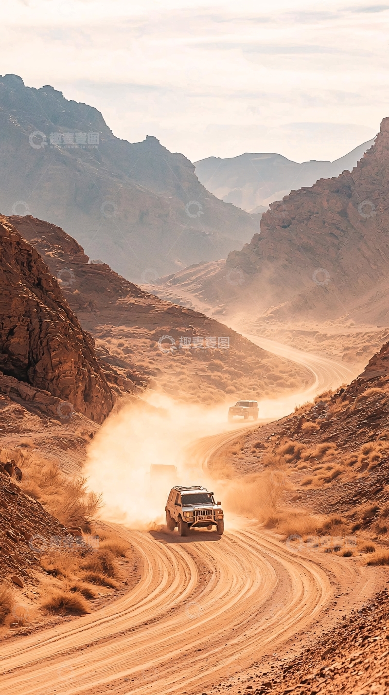 高清大图下载【趣麦麦图】山谷中的越野车扬起尘土