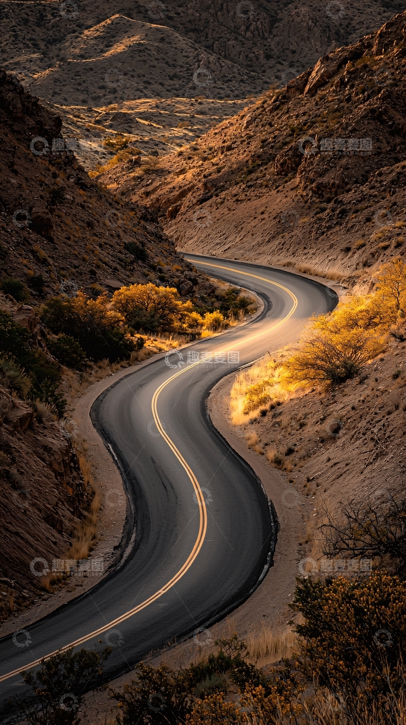 高清大图下载【趣麦麦图】蜿蜒的道路在山谷中