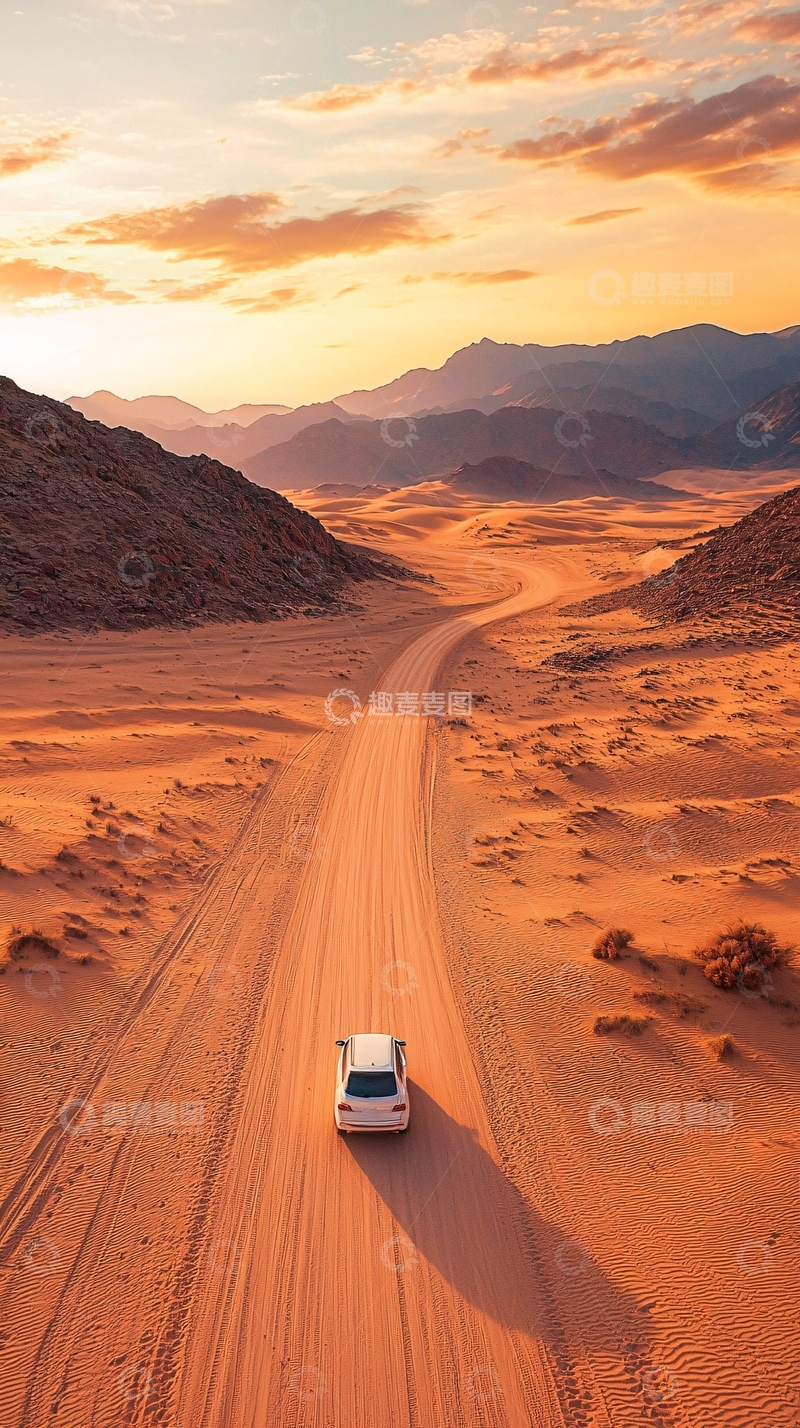 高清大图下载【趣麦麦图】沙漠公路上的车辆