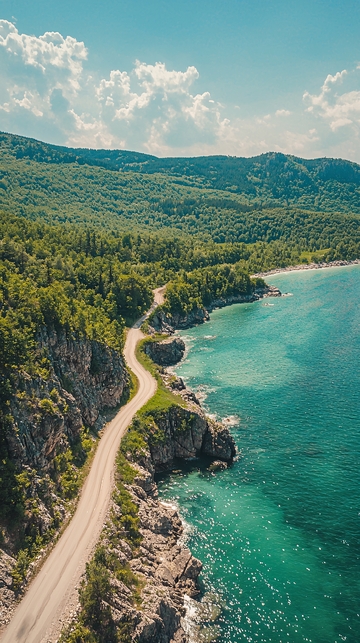 蜿蜒公路海岸线风光