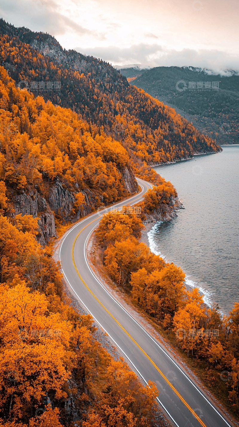 高清大图下载【趣麦麦图】秋季湖畔公路