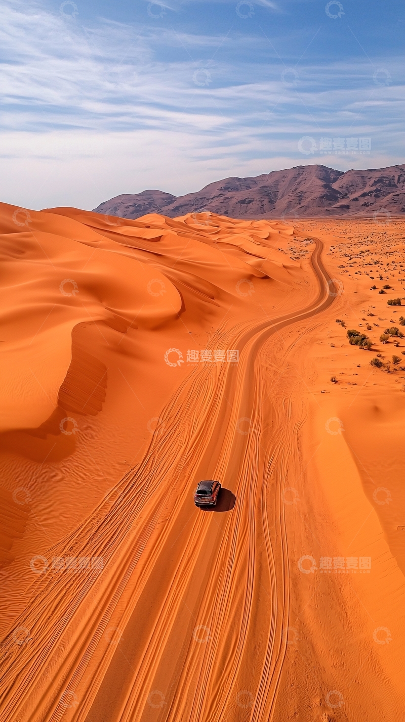 高清大图下载【趣麦麦图】荒漠中车辆行驶的景象