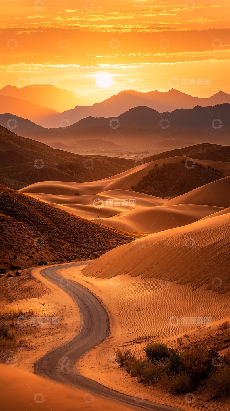 高清大图下载【趣麦麦图】沙漠公路日落下的壮丽景色
