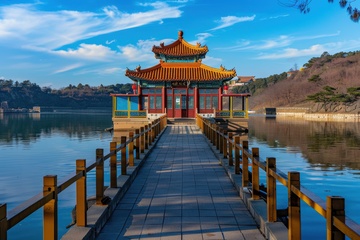 湖泊上的石桥塔楼建筑