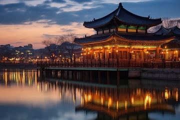 夜晚湖边的房屋建筑