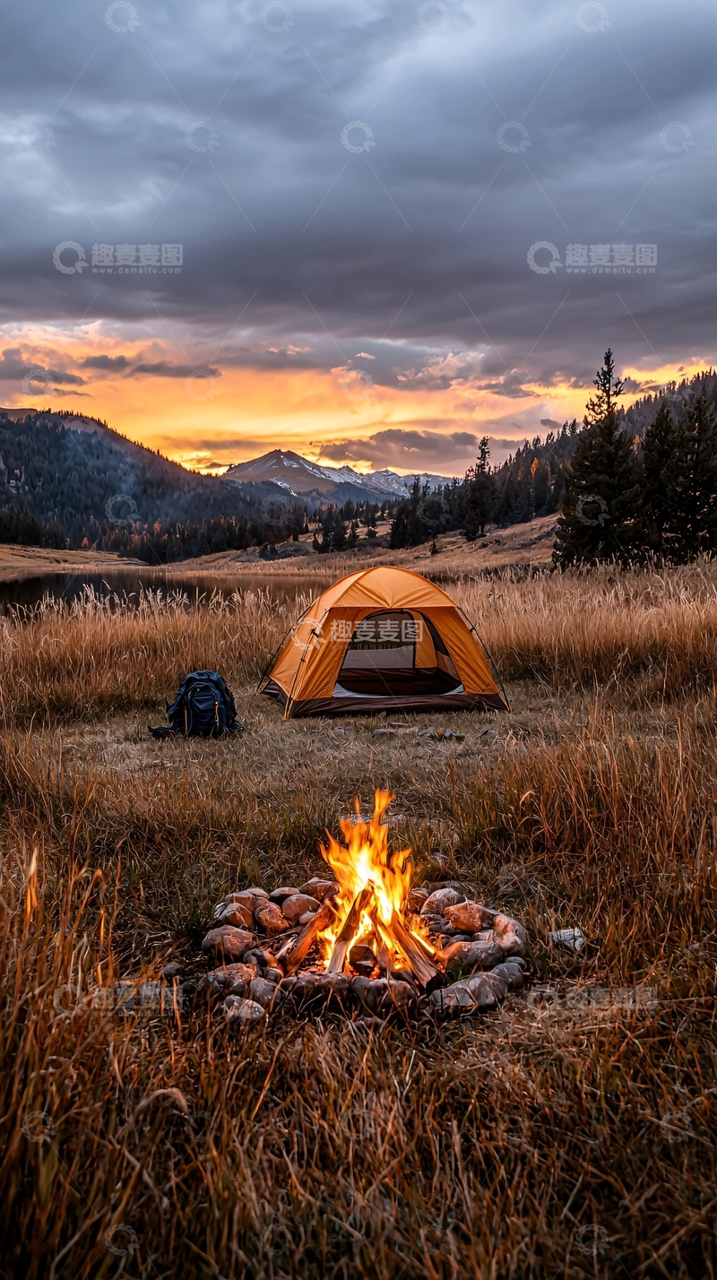 高清大图下载【趣麦麦图】野外露营地橙色帐篷篝火