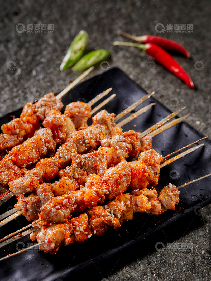 高清大图下载【趣麦麦图】烤羊肉串 辣味羊肉串 烧烤  新疆羊肉串
