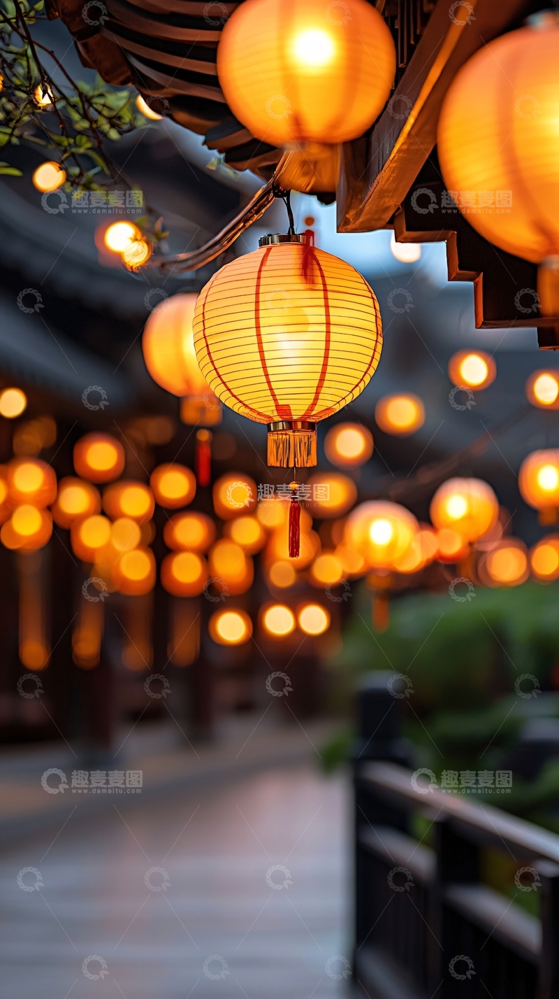 高清大图下载【趣麦麦图】节日氛围灯笼高挂街景