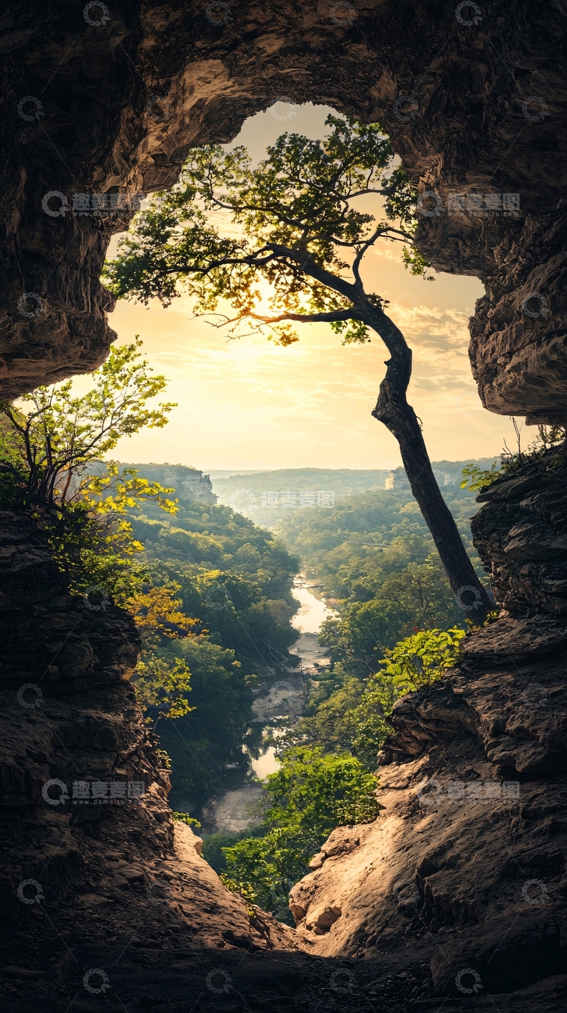 高清大图下载【趣麦麦图】岩石洞穴外的河谷风光