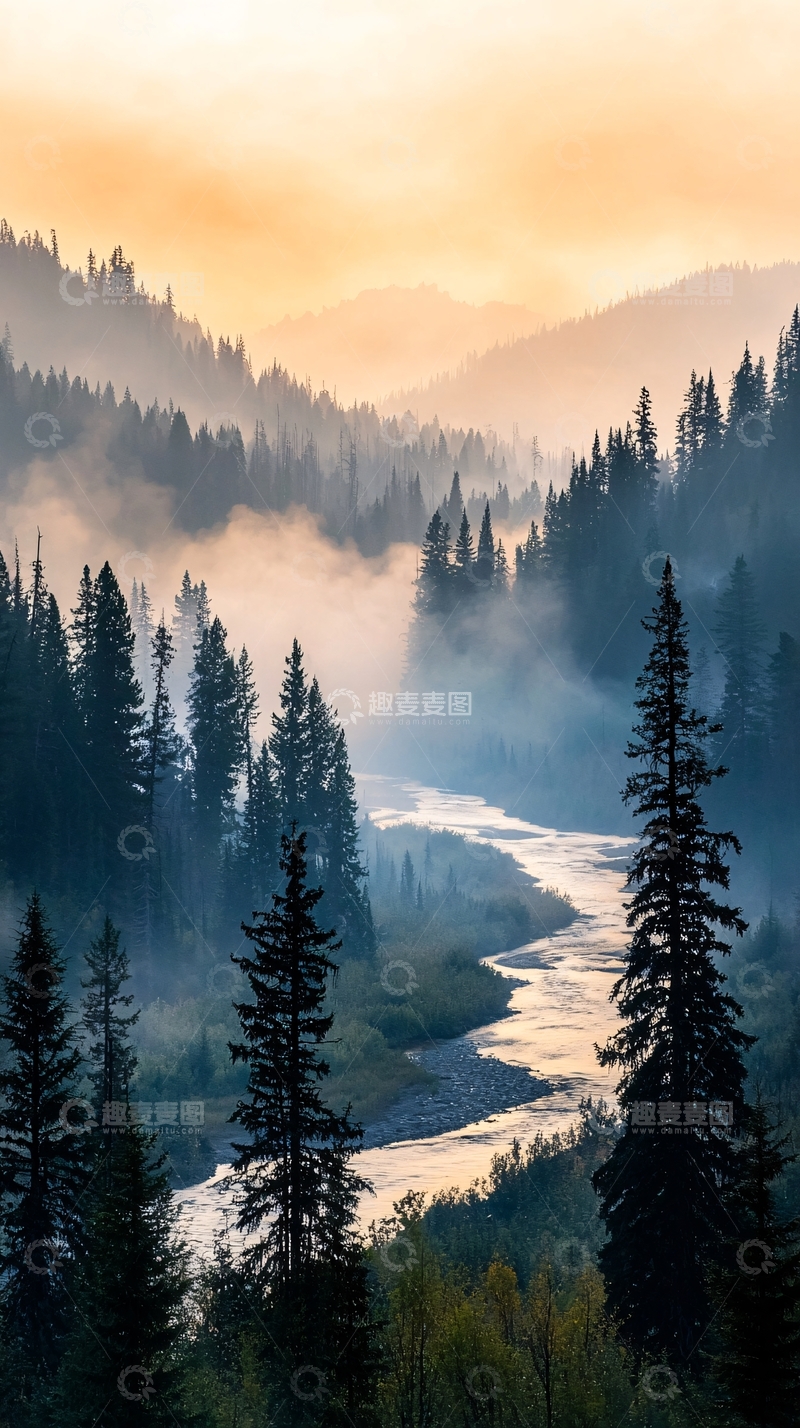 高清大图下载【趣麦麦图】雾气笼罩下的山间河流