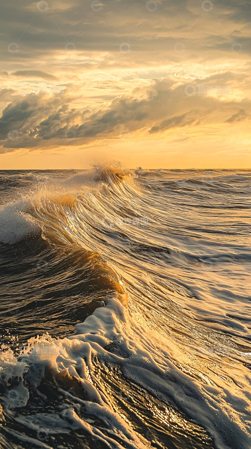 高清大图下载【趣麦麦图】金色阳光下的海浪翻滚