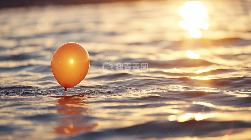 高清大图下载【趣麦麦图】海面上的橙色气球