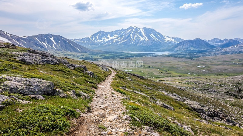 高清大图下载【趣麦麦图】蜿蜒山路通向远方雪山