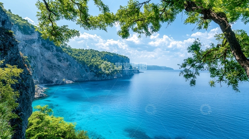 高清大图下载【趣麦麦图】蓝天白云下的蔚蓝海岸