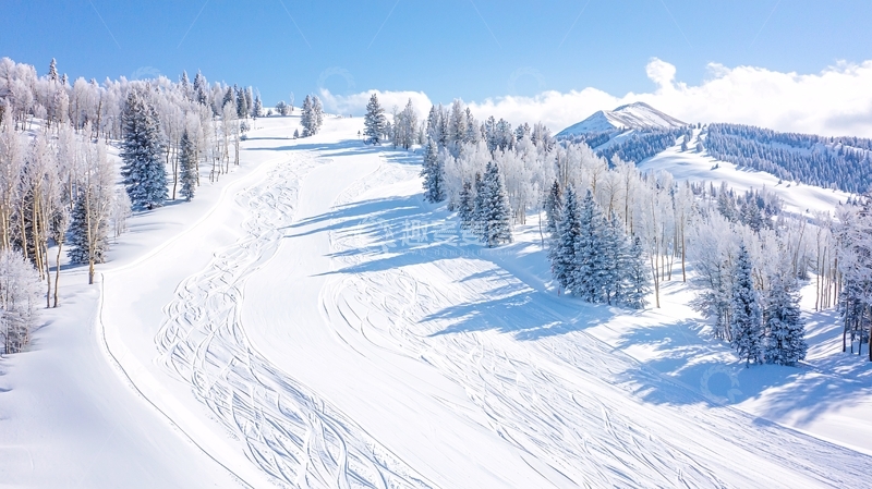 高清大图下载【趣麦麦图】雪山滑雪道高清图片