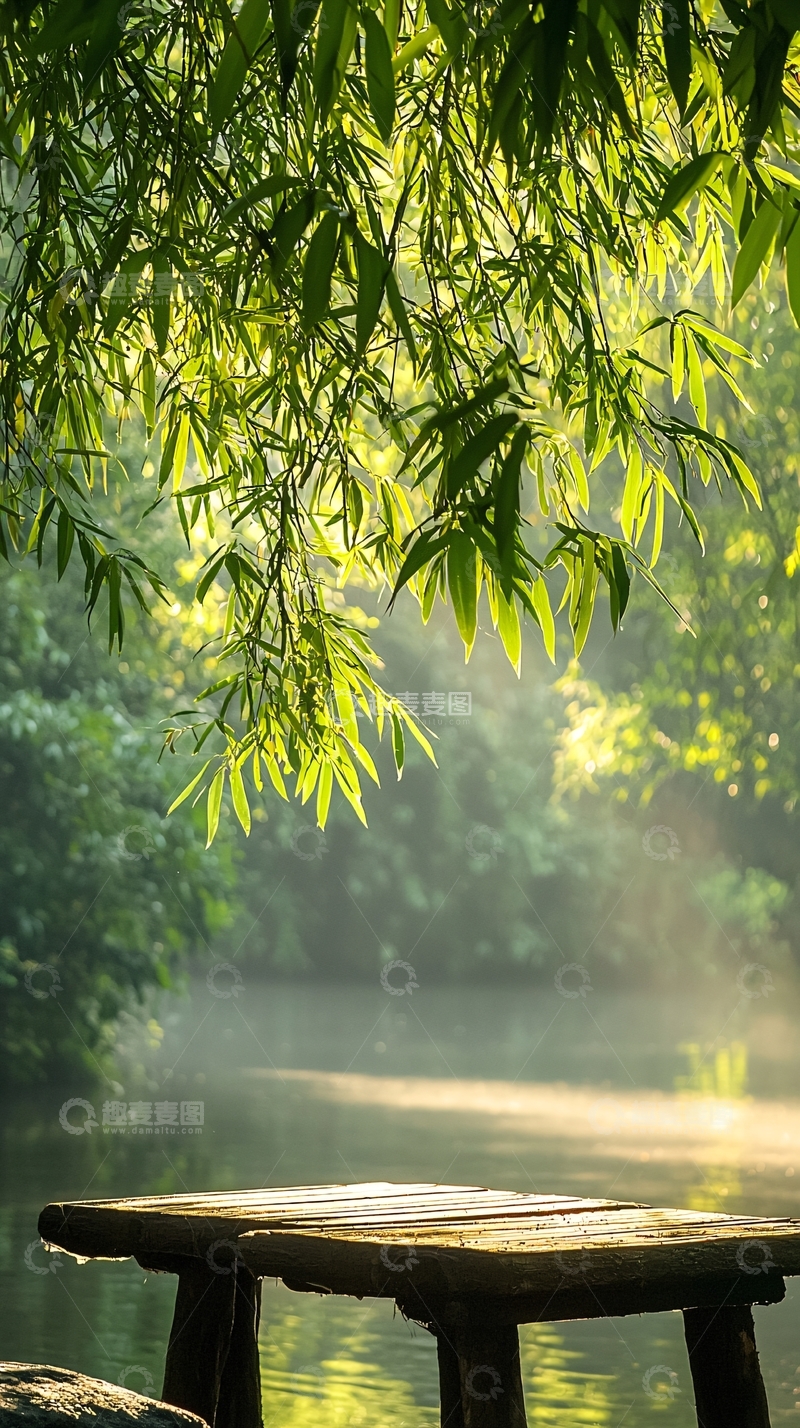 高清大图下载【趣麦麦图】绿树掩映下的湖边木桌