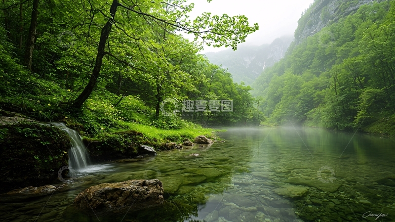 高清大图下载【趣麦麦图】茂密森林中的宁静河流