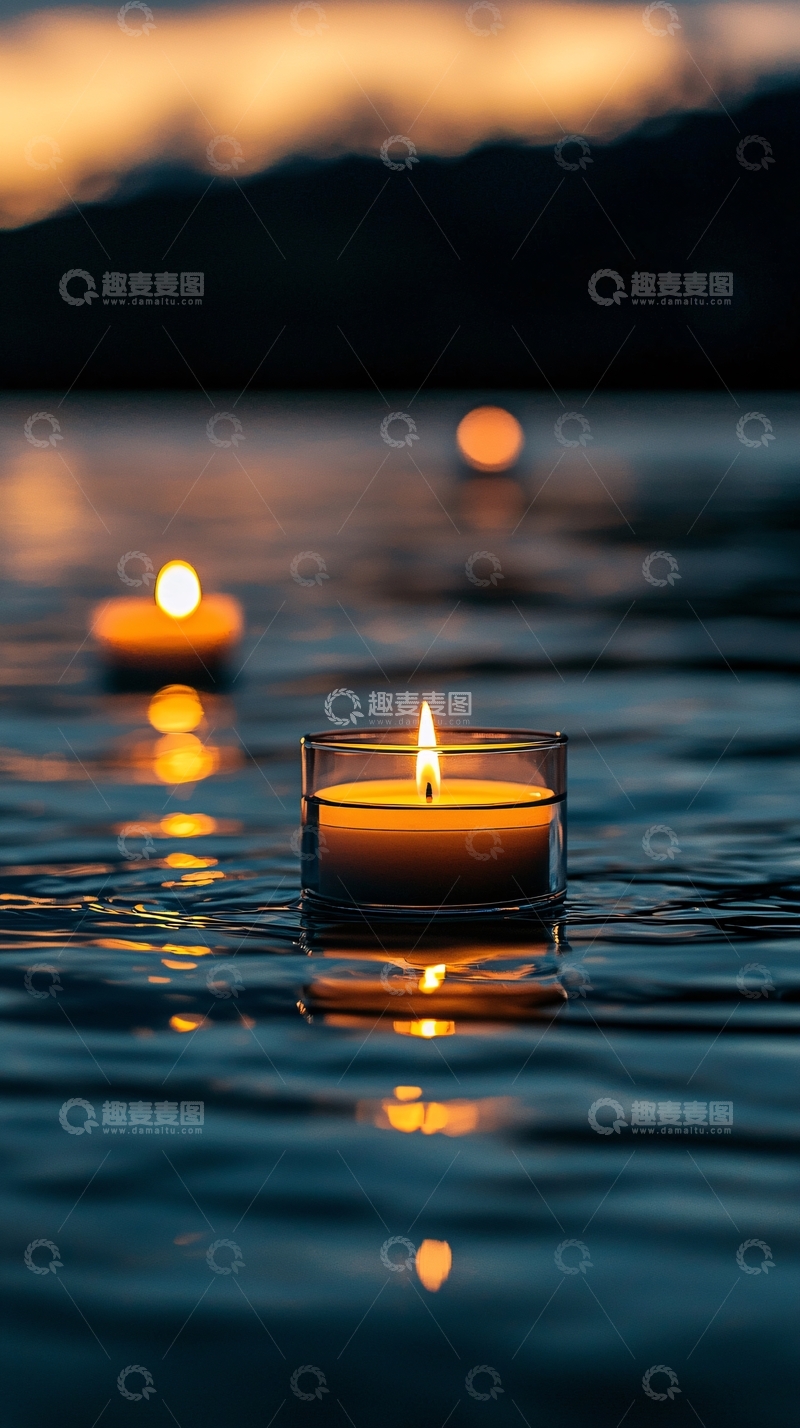 高清大图下载【趣麦麦图】水面上的漂浮蜡烛