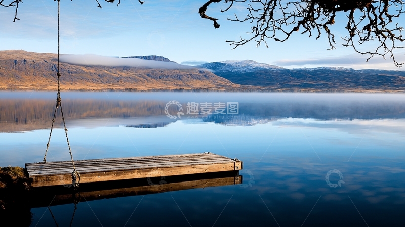 高清大图下载【趣麦麦图】平静湖面上的秋千