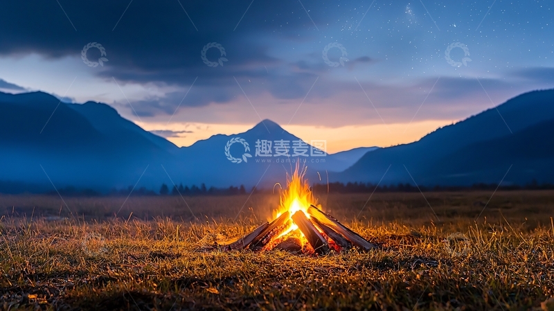 高清大图下载【趣麦麦图】夜晚荒野篝火燃烧