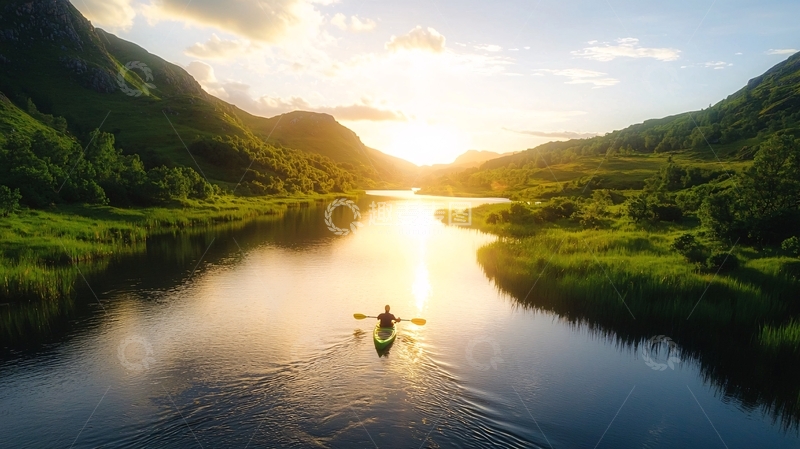 高清大图下载【趣麦麦图】湖面夕阳下的皮划艇