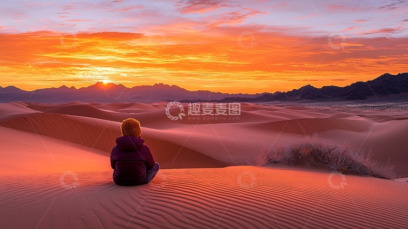 高清大图下载【趣麦麦图】沙丘日落中的孤独身影