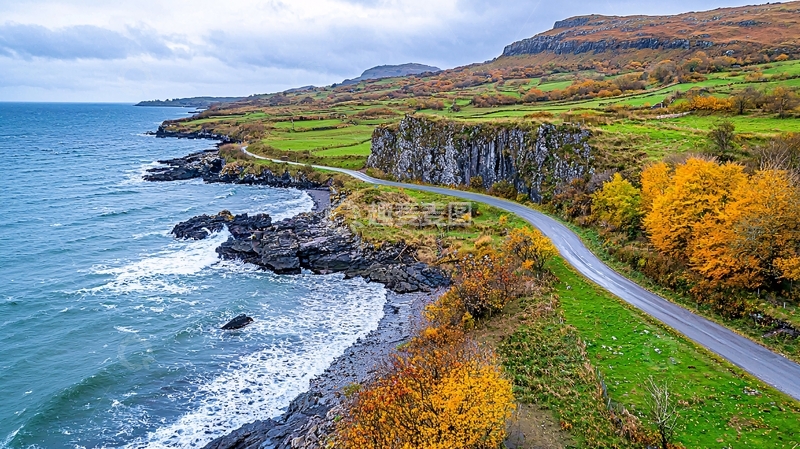 高清大图下载【趣麦麦图】海边公路与翠绿山丘相映