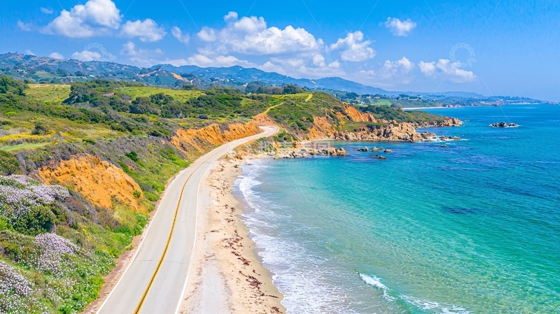 高清大图下载【趣麦麦图】海滩公路与绿植山丘交融