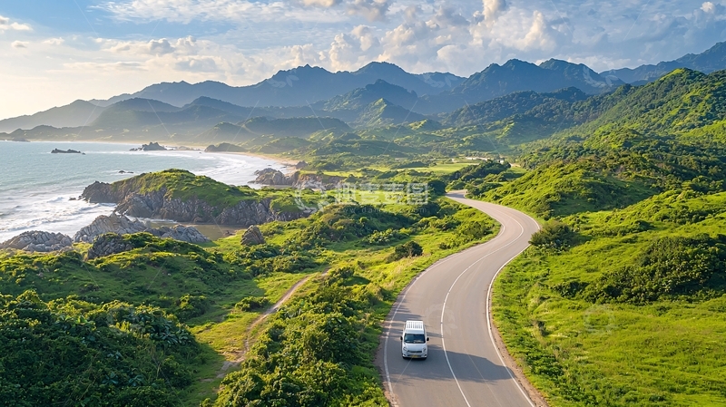 高清大图下载【趣麦麦图】蜿蜒海岸公路与翠绿山景