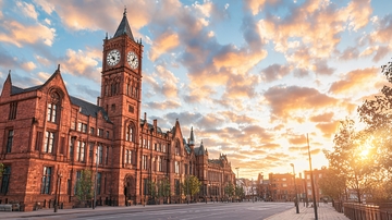 红砖建筑在日落时分