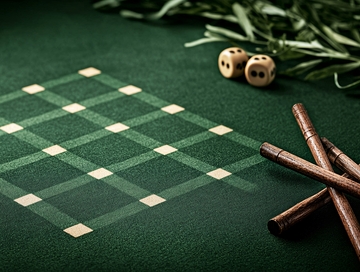 绿色背景上的骰子和笔