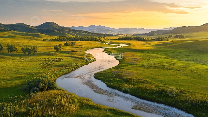 高清大图下载【趣麦麦图】蜿蜒河流穿过绿色山谷