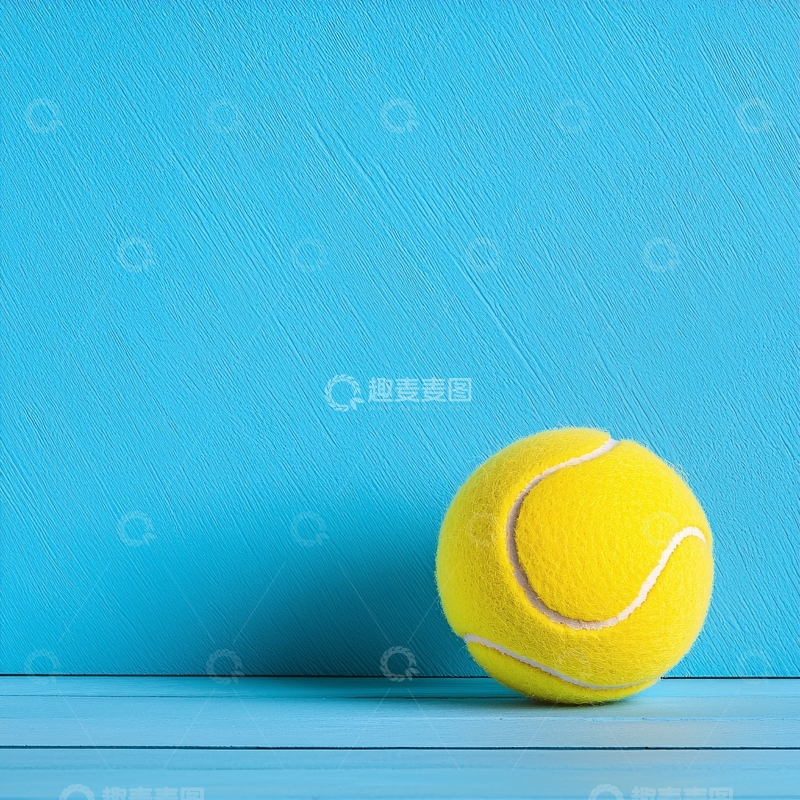 高清大图下载【趣麦麦图】黄色网球置于蓝色背景前