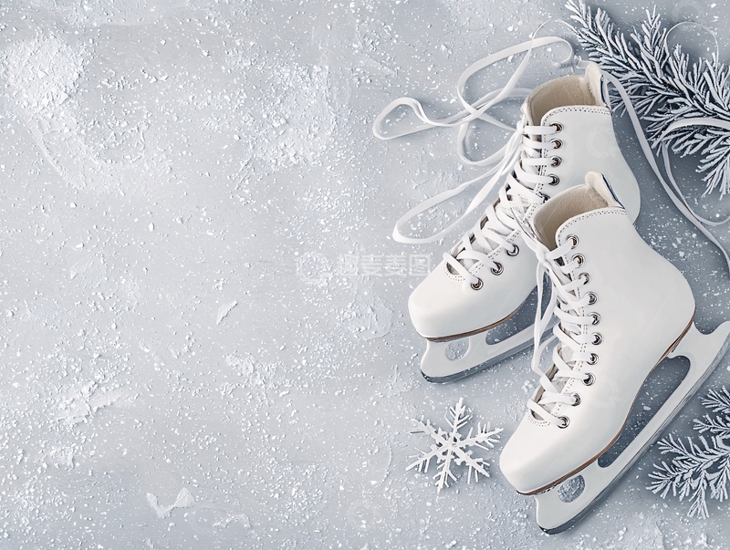 高清大图下载【趣麦麦图】白色冰鞋与雪花装饰特写