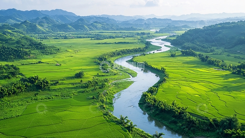 高清大图下载【趣麦麦图】蜿蜒河流穿过绿色田野